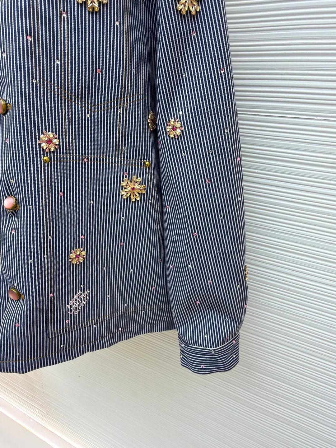 LOUISVUITTON Nigo hickory color cherry blossom rhinestone new denim jacket ●Original version: 69500 ​​purchase and development ●Item number: 1680734-E10 ●Fabric: denim fabric ●Technology: rhinestone production ●Version: fitted version ●Weight: about 1220 grams ●Size: 46-48-50-52 ●Description: New joint brand, high-order quality, the highest version on the market! Heavy-duty hand-sewn cherry blossom diamonds, precise positioning, extremely time-consuming, comparable to the original, a fashion item worthy of your collection, the overall wiring is straight and delicate, the fabric is comfortable and soft, the color is consistent and no color difference. It can be matched with the same style to create a fashionable look, to control various occasions, customized accessories, complete three standards, the same style for men and women!